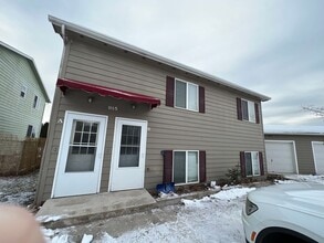 Building Photo - 915 Defoe St