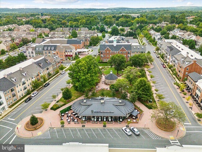 Foto del edificio - 2442 Rippling Brook Rd