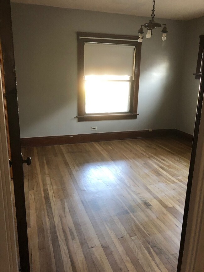 Building Photo - 2017 Clarence Ave