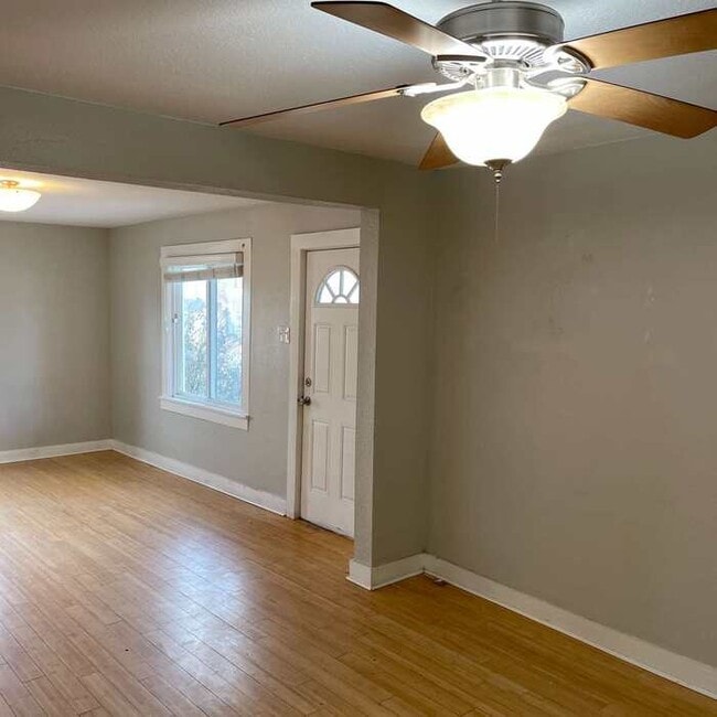 Foto del edificio - 3 Bed & 1 Bath House in Englewood / Available soon!