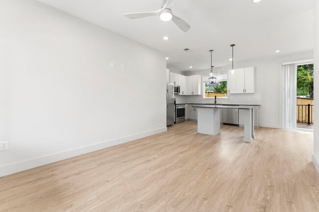 Building Photo - Medford Mews, Carriage House 323