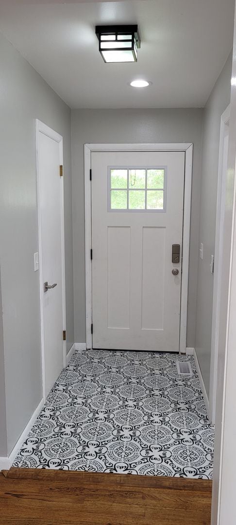 Building Photo - Remodeled 3 bedroom 2 bathroom house with ...
