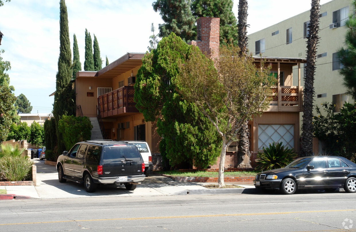 Primary Photo - 5906 Whitsett Ave