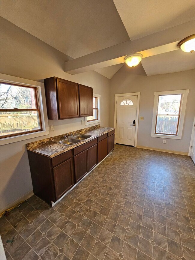 Building Photo - Wakefield7010-7014