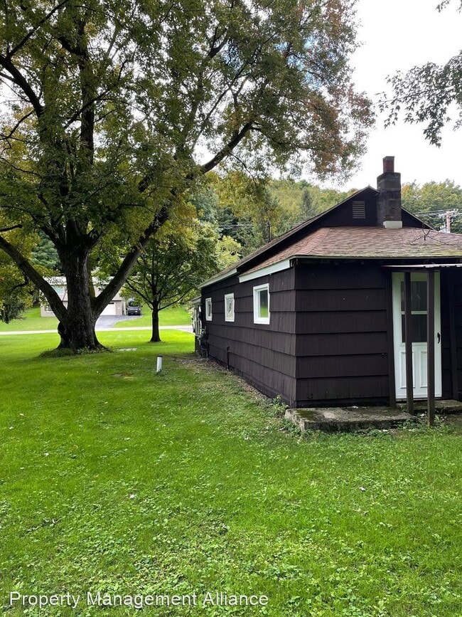 2 br, 1 bath House 4087 Onondaga Blvd House Rental in Camillus, NY