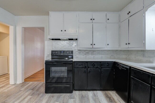Building Photo - Four Bedroom in Tech Terrace or Three bed with extra space
