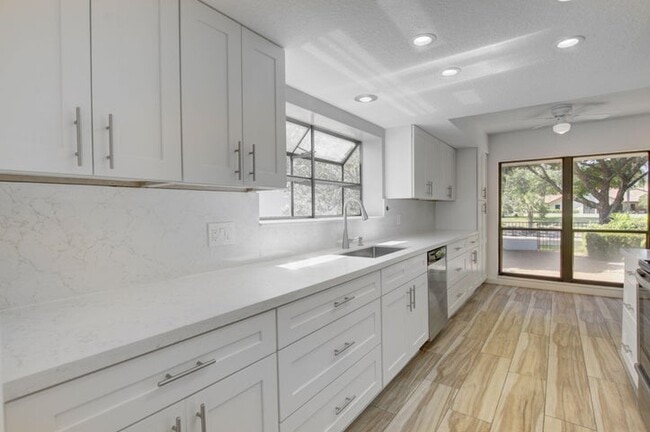 Building Photo - 6725 Lago Vista Ter