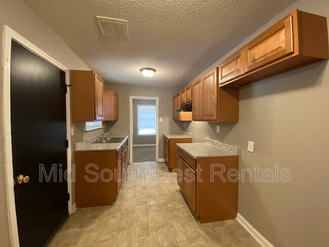 Building Photo - 3968 Bishops Bridge Rd