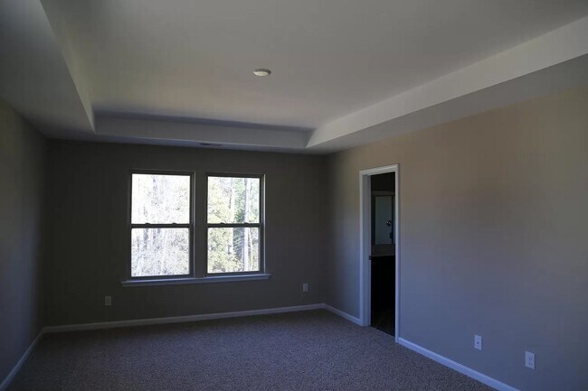 Building Photo - Room in 5 Bedroom Home at Poplar St
