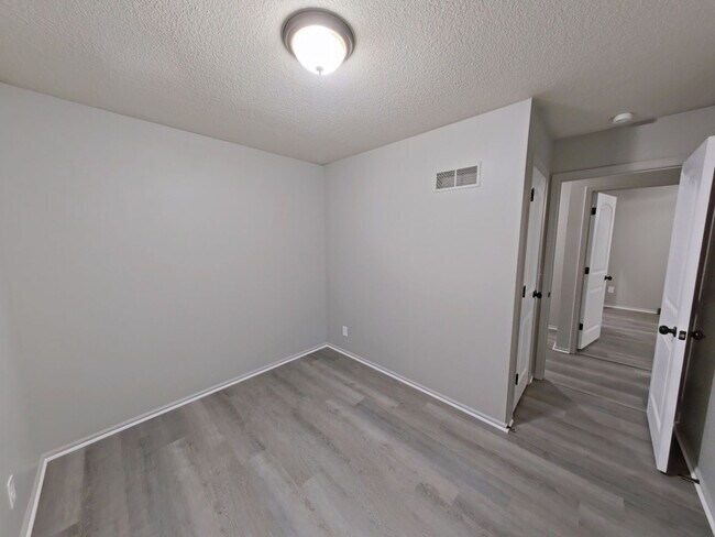 Foto del edificio - Lovely 3 bedroom/1.5 bath home with one car garage and finished basement.