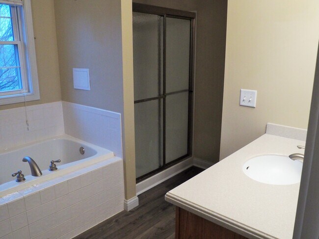 Master Bathroom with whirlpool tub - 1021 Sunrise Dr