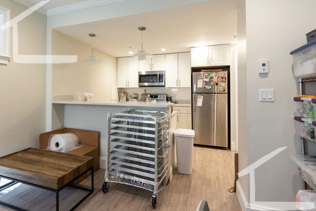 Building Photo - Large recently renovated 1 bed unit near the Green Line.