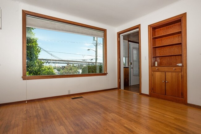 Building Photo - Old World Charm with Views of Lake Union!