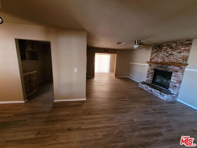 Foto del edificio - 9825 Sally Ave