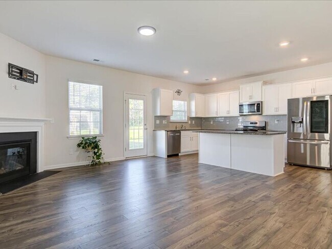 Building Photo - Beautiful 4 Bed, 3.5 Bath Rental with Gran...
