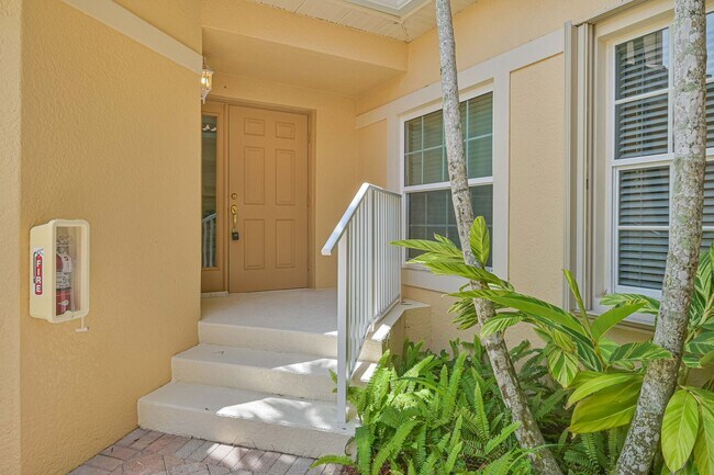 Foto del edificio - **Coach Home in Jonathans Bay - 3/2 + Den -  Water Views - 2 Car Garage**