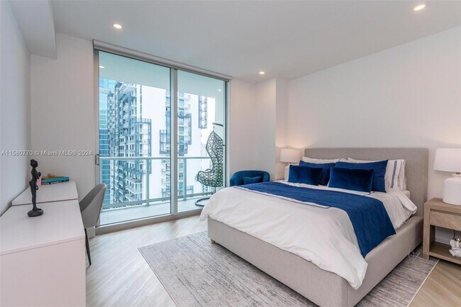 Foto del edificio - 300 S Biscayne Blvd