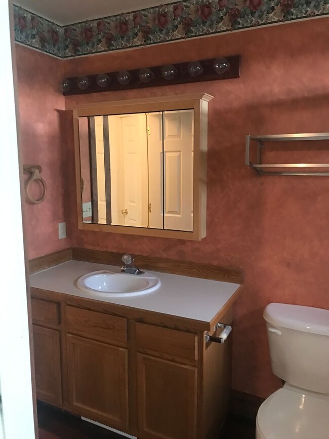 Building Photo - Conveniently located Townhome