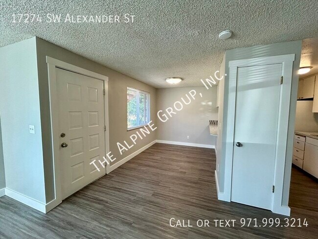 Building Photo - Ground Level 2 Bedroom!