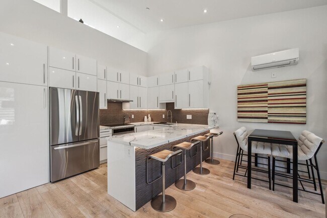 Foto del edificio - Newly Built Home With Loft in Downtown Palo Alto