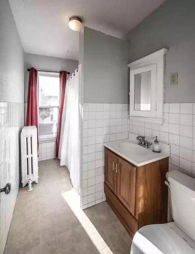 bathroom - 2749 18th Ave S