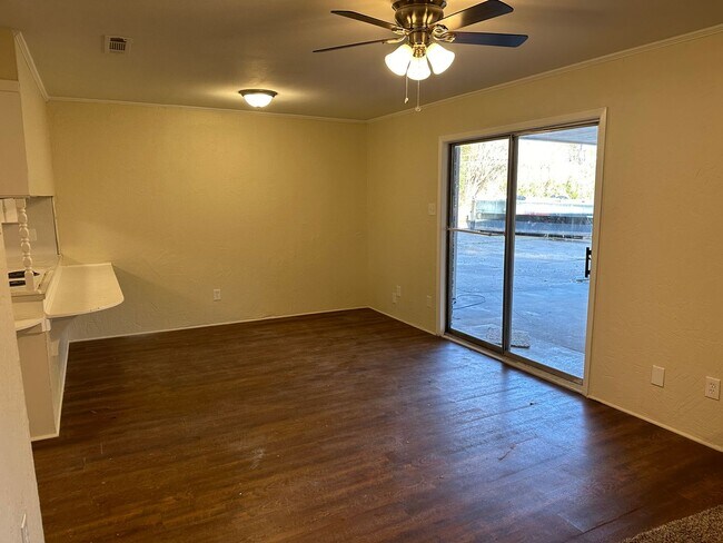 Foto del edificio - 3/2/2 Fenced Yard LISD Pet Friendly