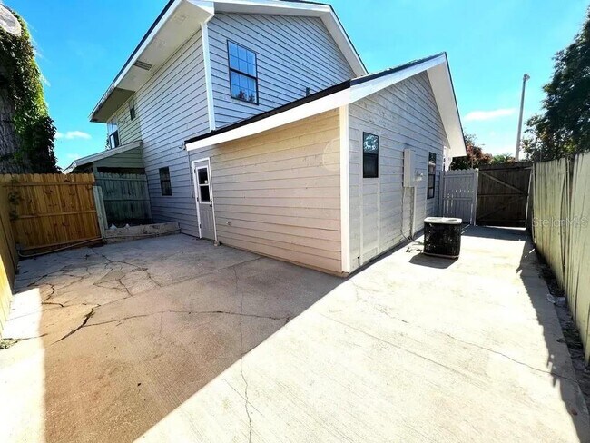 Building Photo - 453 Hemlock St