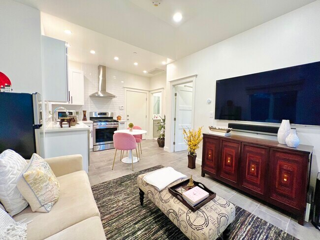 Sala de estar con cocina contigua - 4206 Pomona Ave