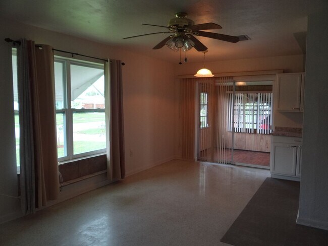 Foto del edificio - Port Charlotte Annual Rental. 2 bed, 2 bath, 1 carport