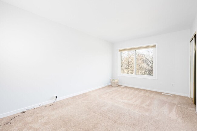 Building Photo - Beautiful 3 Bedroom 2 Bath Townhome