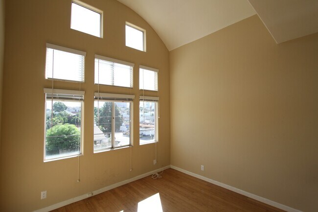 Building Photo - 425