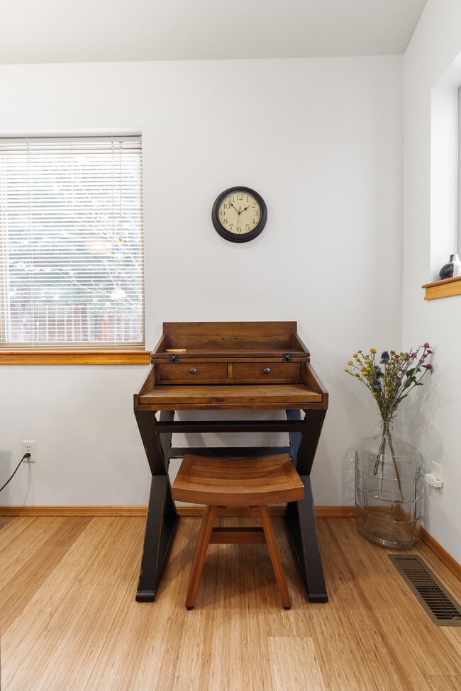 Dedicated work space - 1468 Mae St