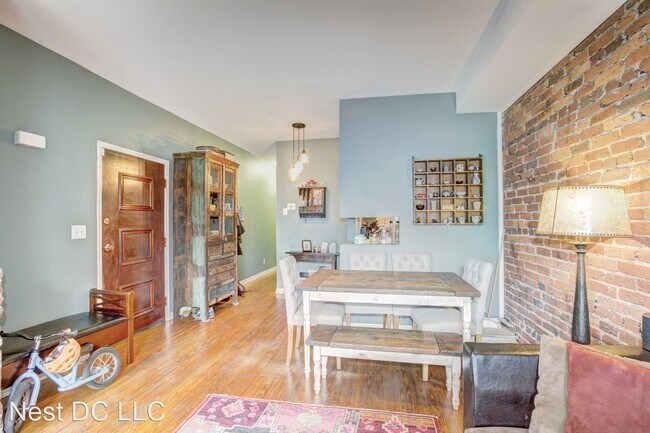 Building Photo - 2 br, 1 bath House - 424 11th St NE Unit 102