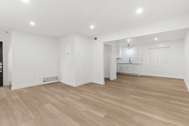 Building Photo - 994 El Camino Dr