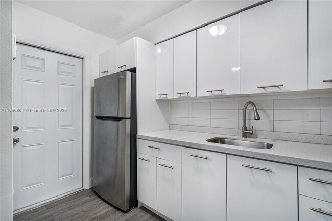 Foto del edificio - 7600 Pembroke Rd