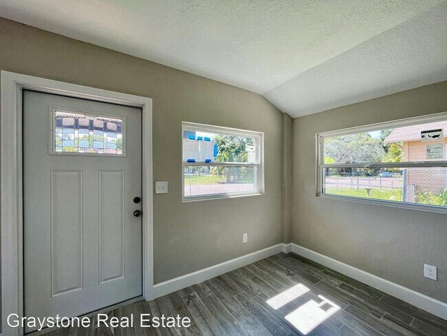 Building Photo - 2 br, 1 bath House - 2810 6th St
