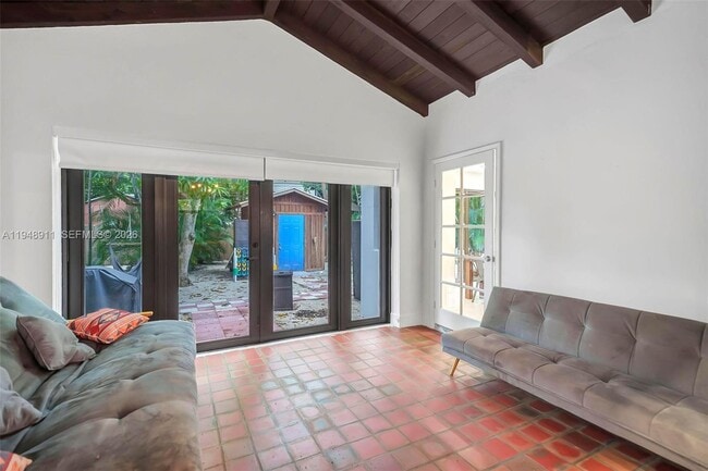 Foto del edificio - 870 NE 82nd St