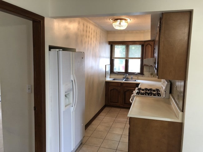 Building Photo - 3 bedroom in Pawtucket RI 02860