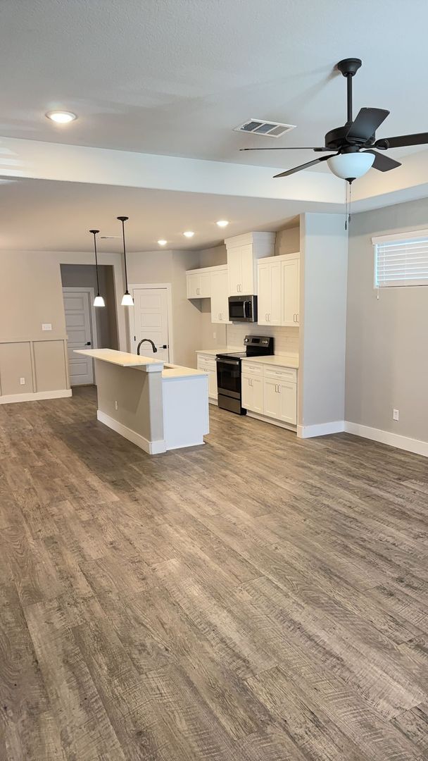 Building Photo - 3/2/2 GODLEY ISD - CUSTOM Upgrades Pets Welcome Commuter Friendly