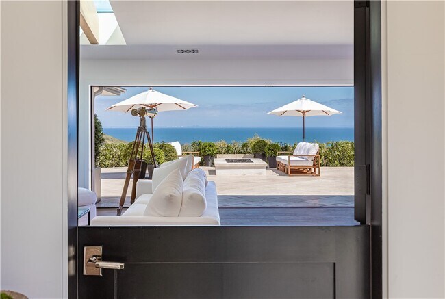 Foto del edificio - 23905 Malibu Knolls Rd