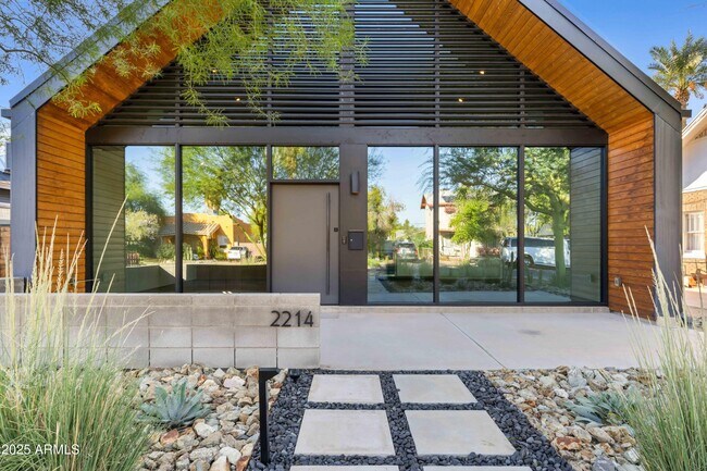 Foto del edificio - 2214 N Dayton St