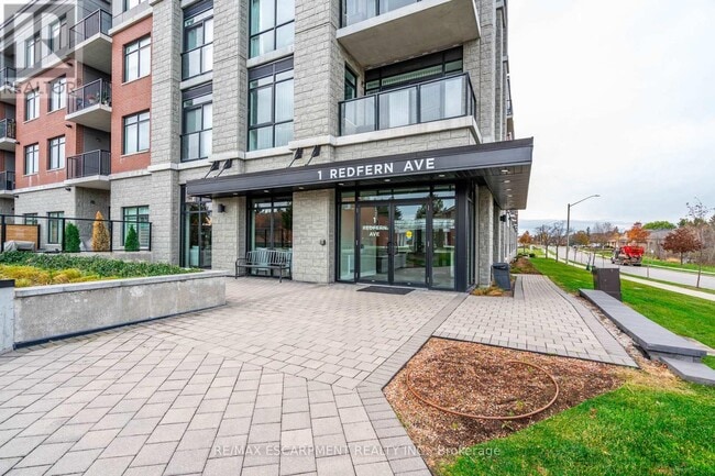 Photo du bâtiment - 1 Redfern Ave