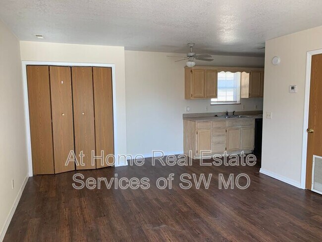 Foto del edificio - 3359 E Southern Hills Blvd