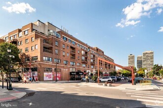 Building Photo - 200-10 Lombard St