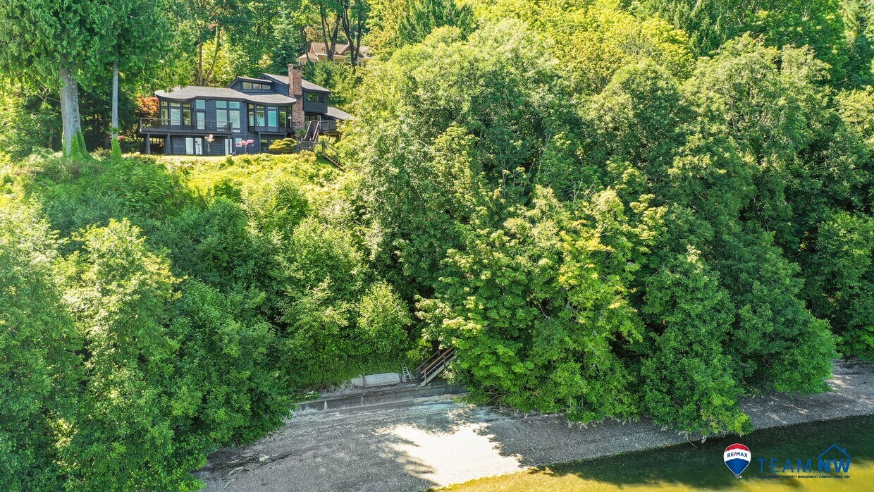 Foto principal - Stunning 3,146 Sq. Ft. Olympia Waterfront ...