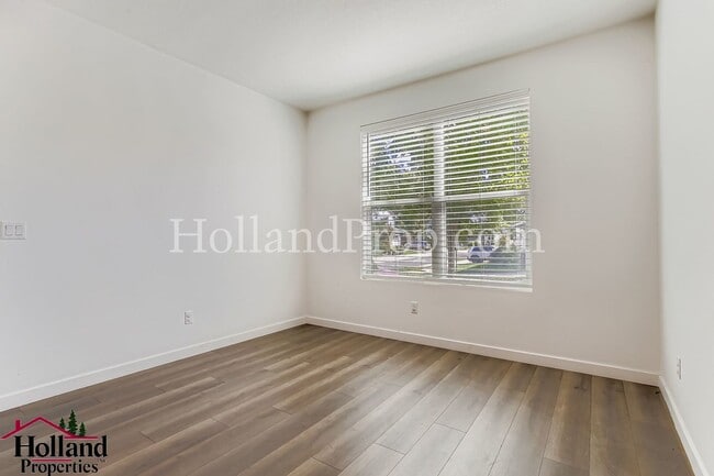 Building Photo - Spacious & Stylish 4-Bedroom Home for Rent...