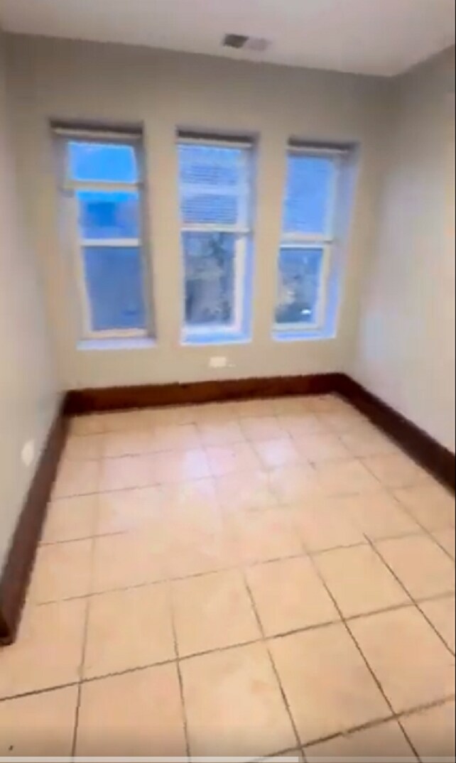 Foto del edificio - 2855 E 82nd St