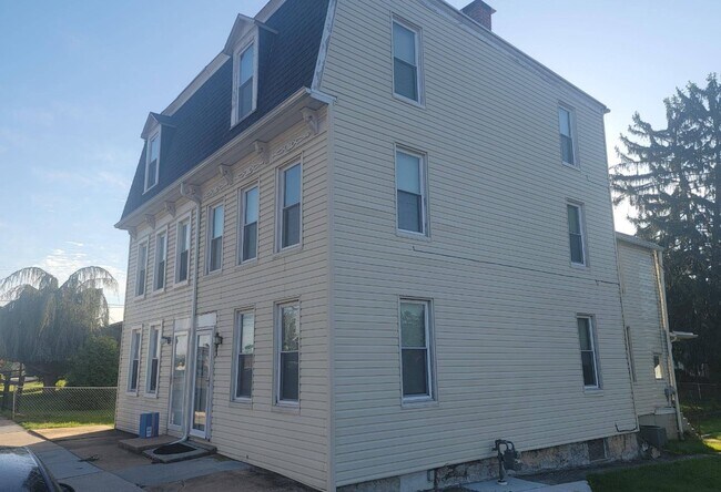 Building Photo - 1310 W College Ave