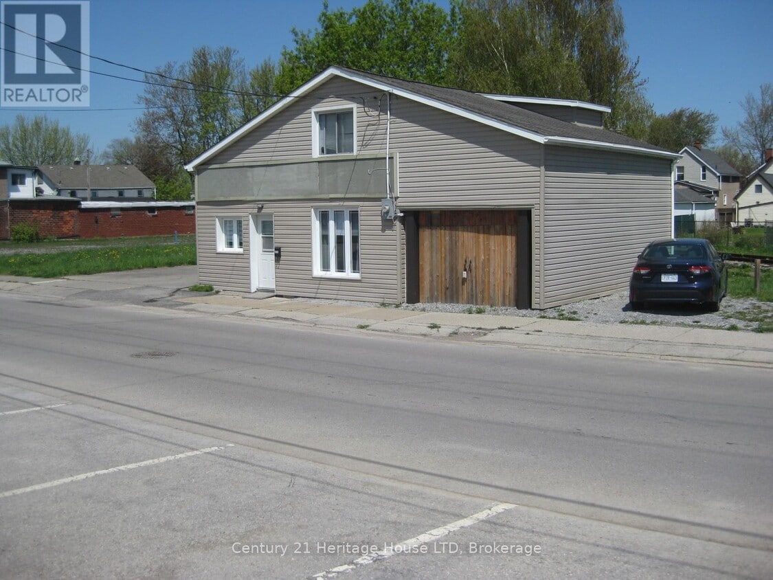 Building Photo - 104 Fraser St