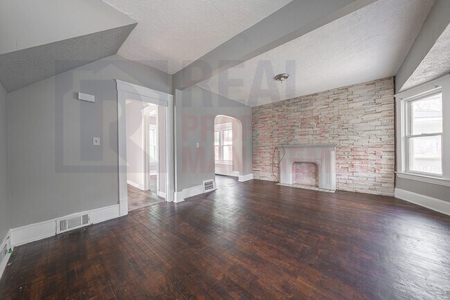 Foto del edificio - Charming 4-Bedroom Home on Quiet Street - ...